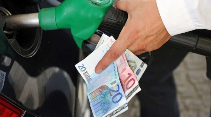 Έρχεται νέο χαράτσι:  Πότε σημειώνει άνοδο 10 λεπτά η τιμή στη βενζίνη