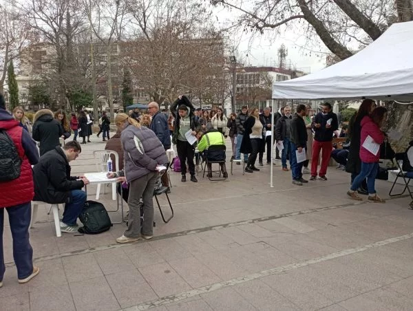 Λάρισα: Ουρές για την έκτακτη αιμοδοσία που στήθηκε για τους τραυματίες των Τεμπών-Τεράστια η ανταπόκριση του κόσμου