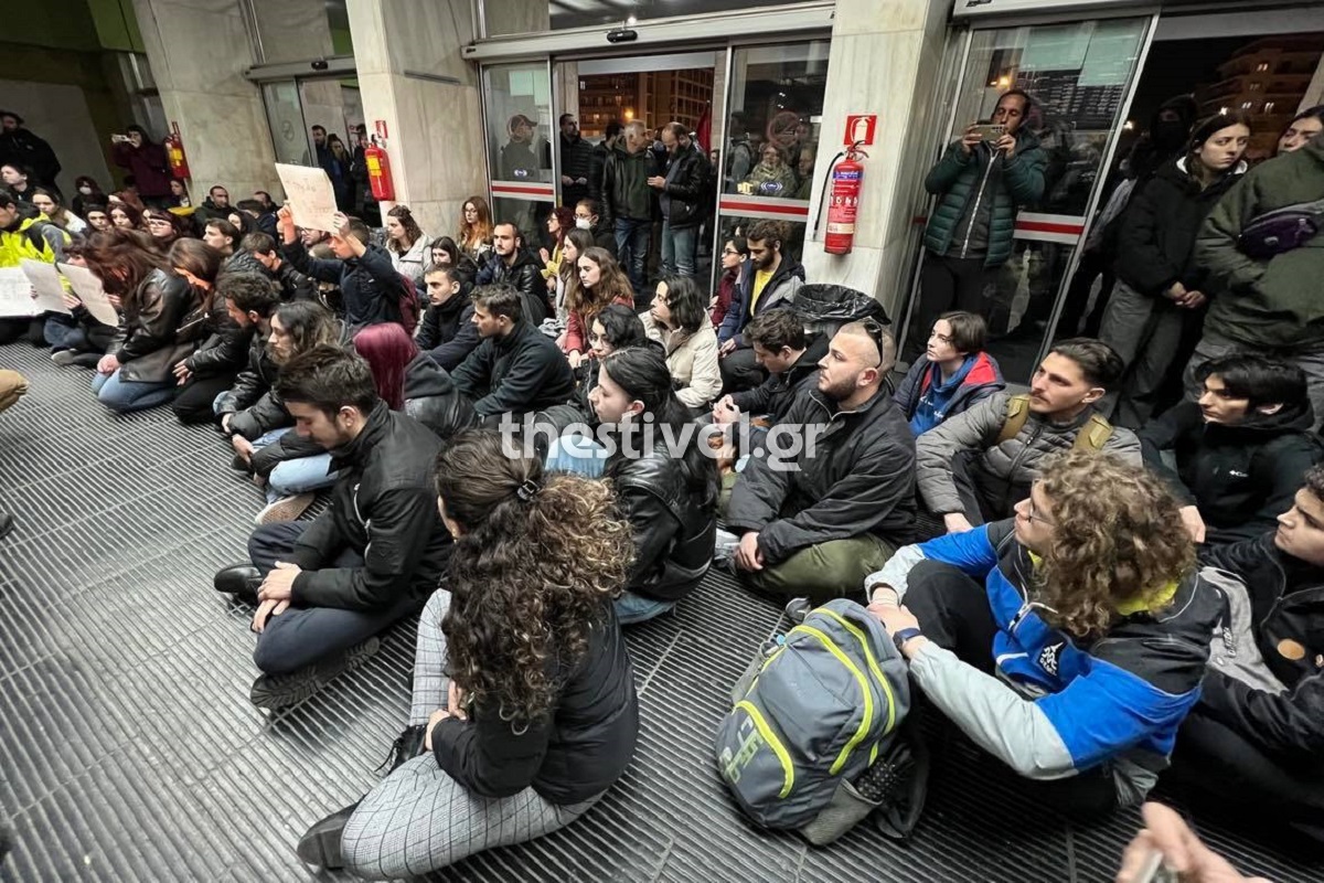 Θεσσαλονίκη: Καθιστική διαμαρτυρία φοιτητών στον ΟΣΕ