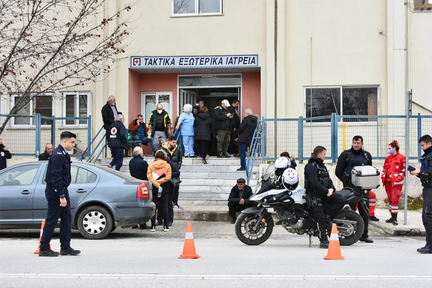 Σύγκρουση τρένων στα Τέμπη: Δραματικές στιγμές έξω από το Γενικό Νοσοκομείο Λάρισας για τους συγγενείς θυμάτων