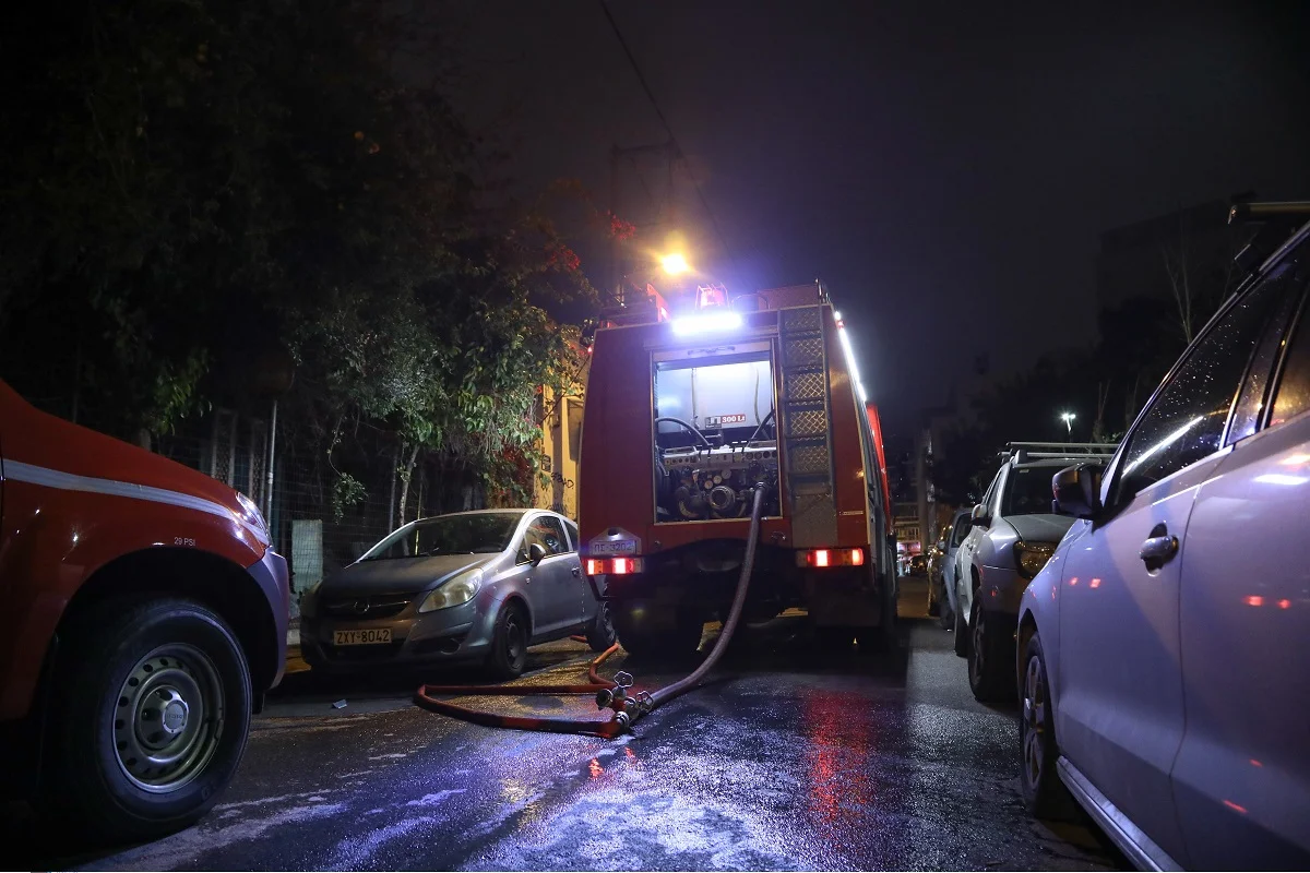 Θεσσαλονίκη: Φωτιά ξέσπασε σε πυλωτή πολυκατοικίας – Κάηκαν αυτοκίνητα και μηχανή