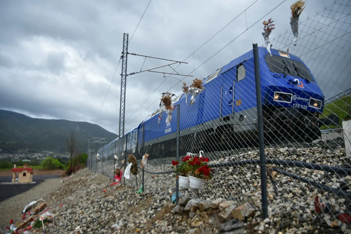 Τέμπη: Η στιγμή που το Intercity περνά από το σημείο της τραγωδίας