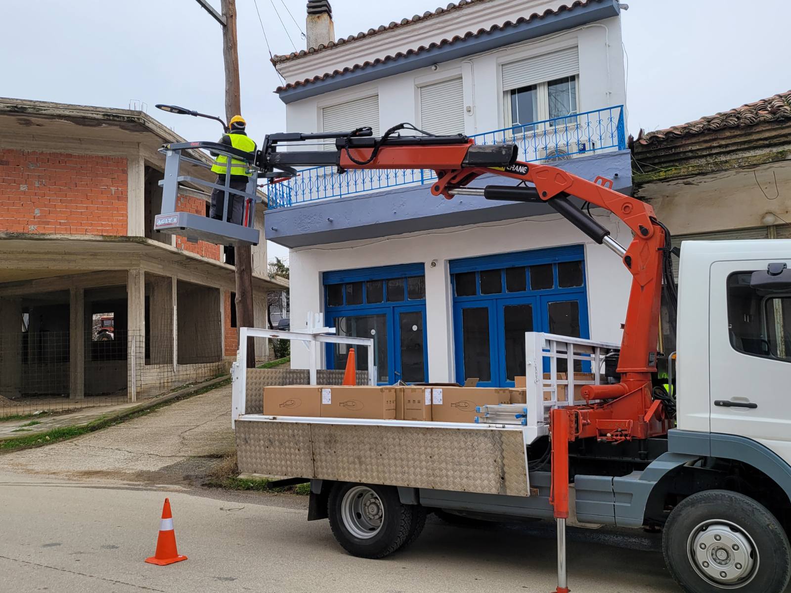 ΣΥΝΕΧΙΖΟΝΤΑΙ ΟΙ ΕΡΓΑΣΙΕΣ ΑΝΤΙΚΑΤΑΣΤΑΣΗΣ ΛΑΜΠΤΗΡΩΝ ΦΩΤΙΣΜΟΥ ΣΕ ΔΡΟΜΟΥΣ ΚΑΙ ΚΟΙΝΟΧΡΗΣΤΟΥΣ ΧΩΡΟΥΣ ΤΟΥ ΔΗΜΟΥ ΜΑΡΩΝΕΙΑΣ-ΣΑΠΩΝ ΜΕ ΣΥΓΧΡΟΝΑ ΦΩΤΙΣΤΙΚΑ LED