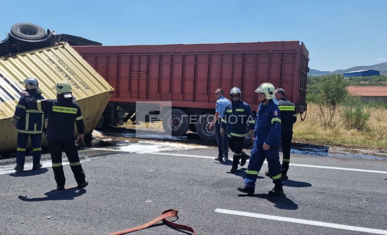 Βόλος: Αναποδογύρισε νταλίκα που κουβαλούσε λαμαρίνες στην Εθνική Οδό