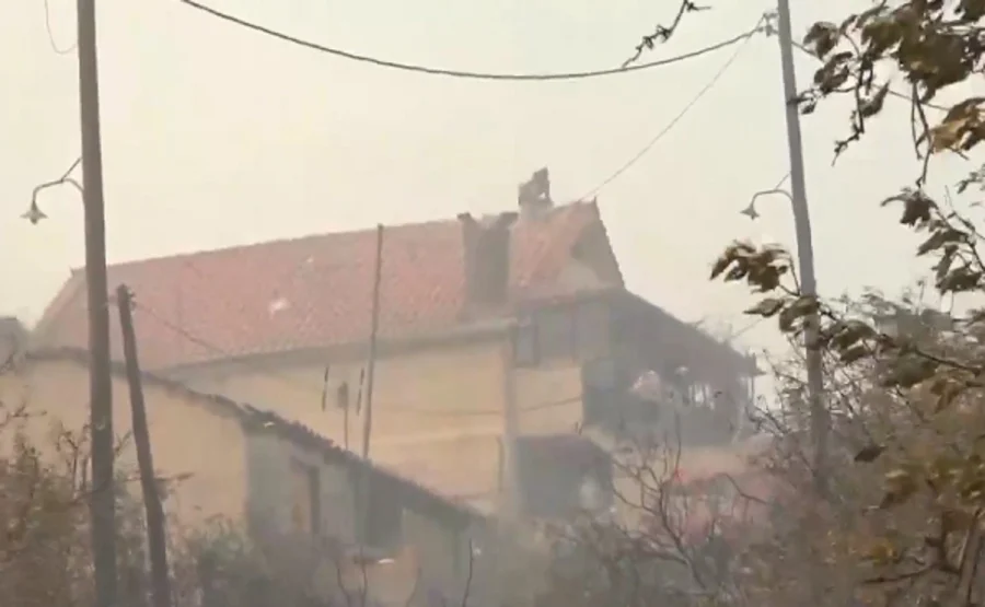 Χασιά: Ανέβηκε στα κεραμίδια με μάνικα για να σώσει το σπίτι του