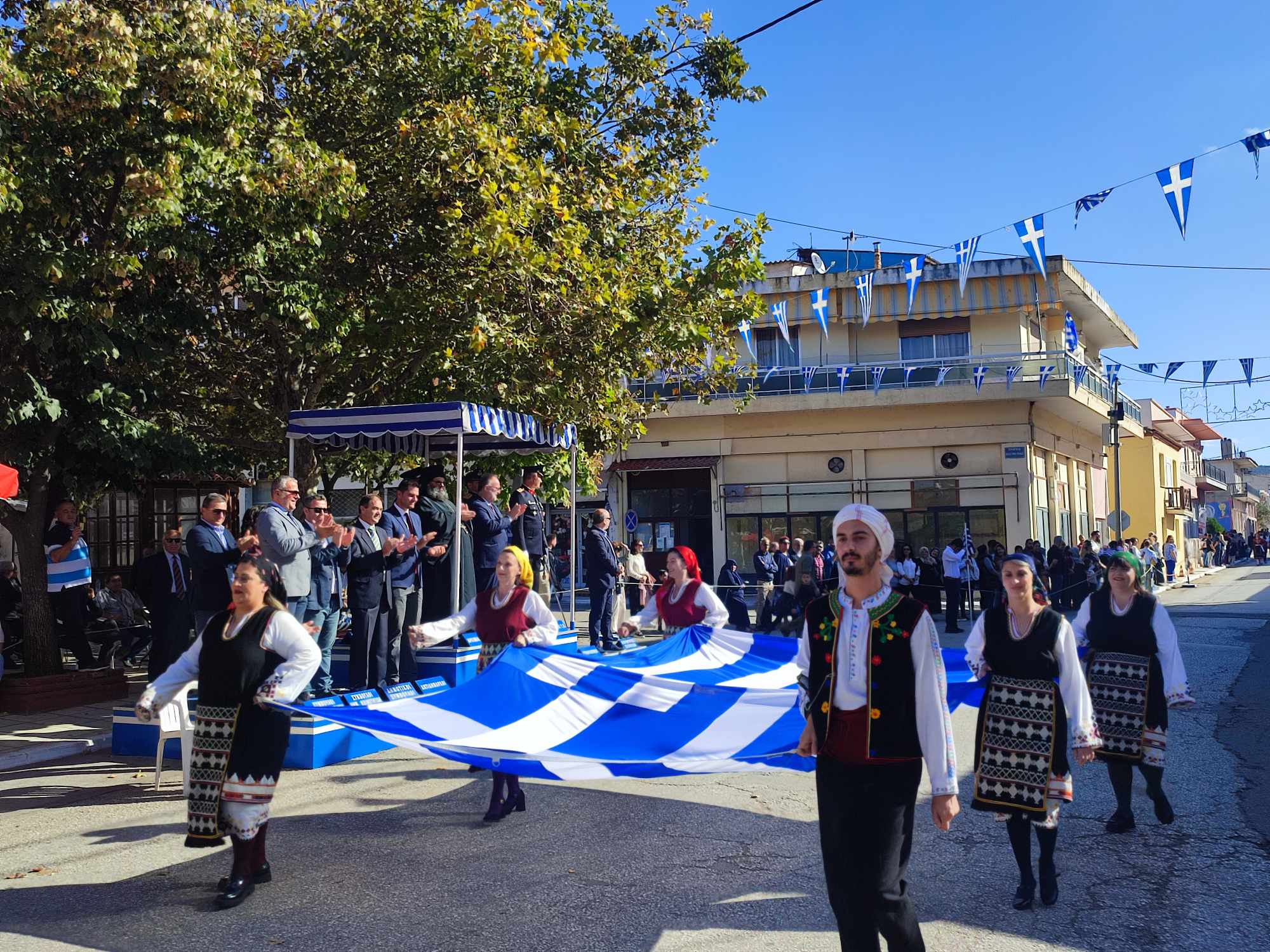 ΜΕ ΛΑΜΠΡΟΤΗΤΑ ΕΟΡΤΑΣΤΗΚΕ Η ΕΘΝΙΚΗ ΕΠΕΤΕΙΟΣ ΣΤΟΝ ΔΗΜΟ ΜΑΡΩΝΕΙΑΣ-ΣΑΠΩΝ