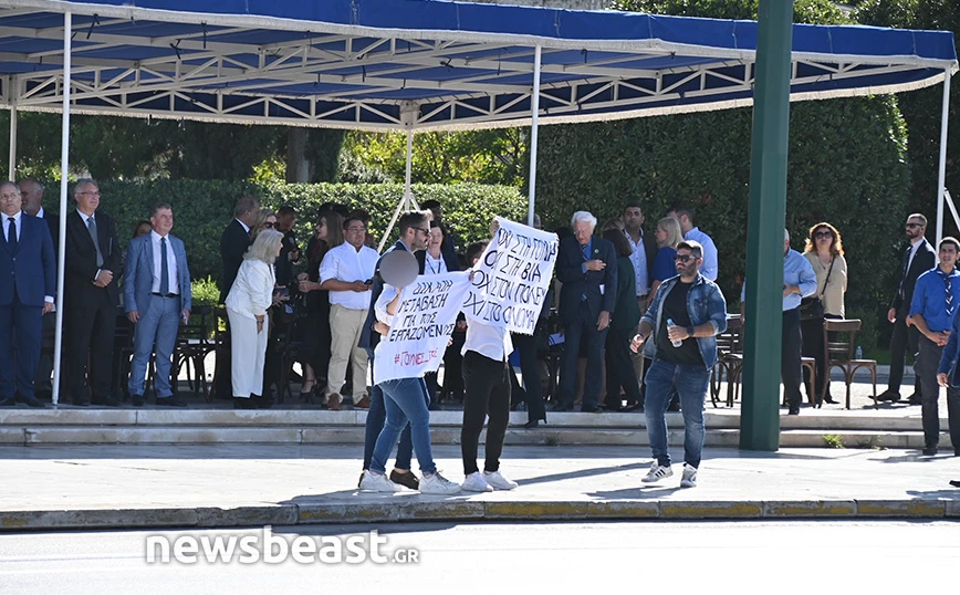 Προσαγωγές στη μαθητική παρέλαση για ακτιβιστική δράση μελών της “ΠΟ Νέμεσις” για τη γούνα και τον πόλεμο