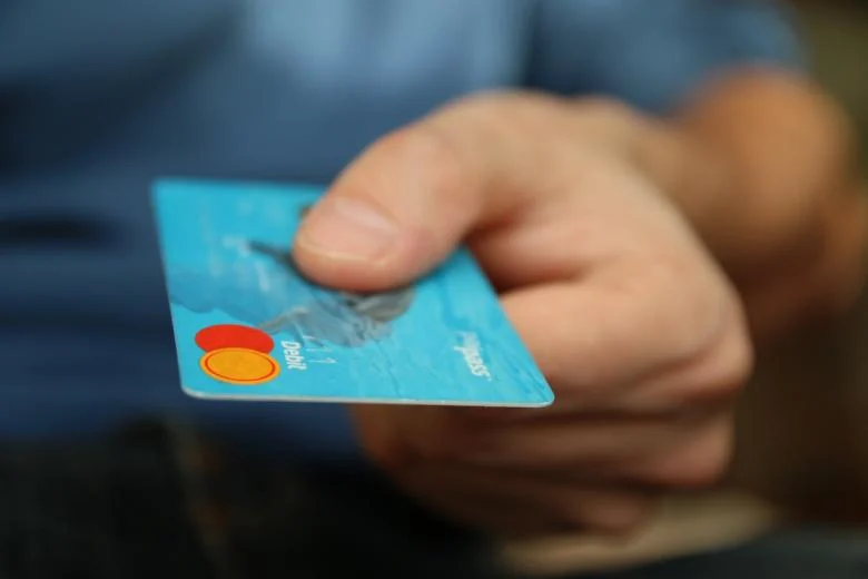Προπληρωμένες κάρτες για επιδόματα ΔΥΠΑ και ΟΠΕΚΑ- Πότε θα εκδοδούν-Ποιους αφορούν
