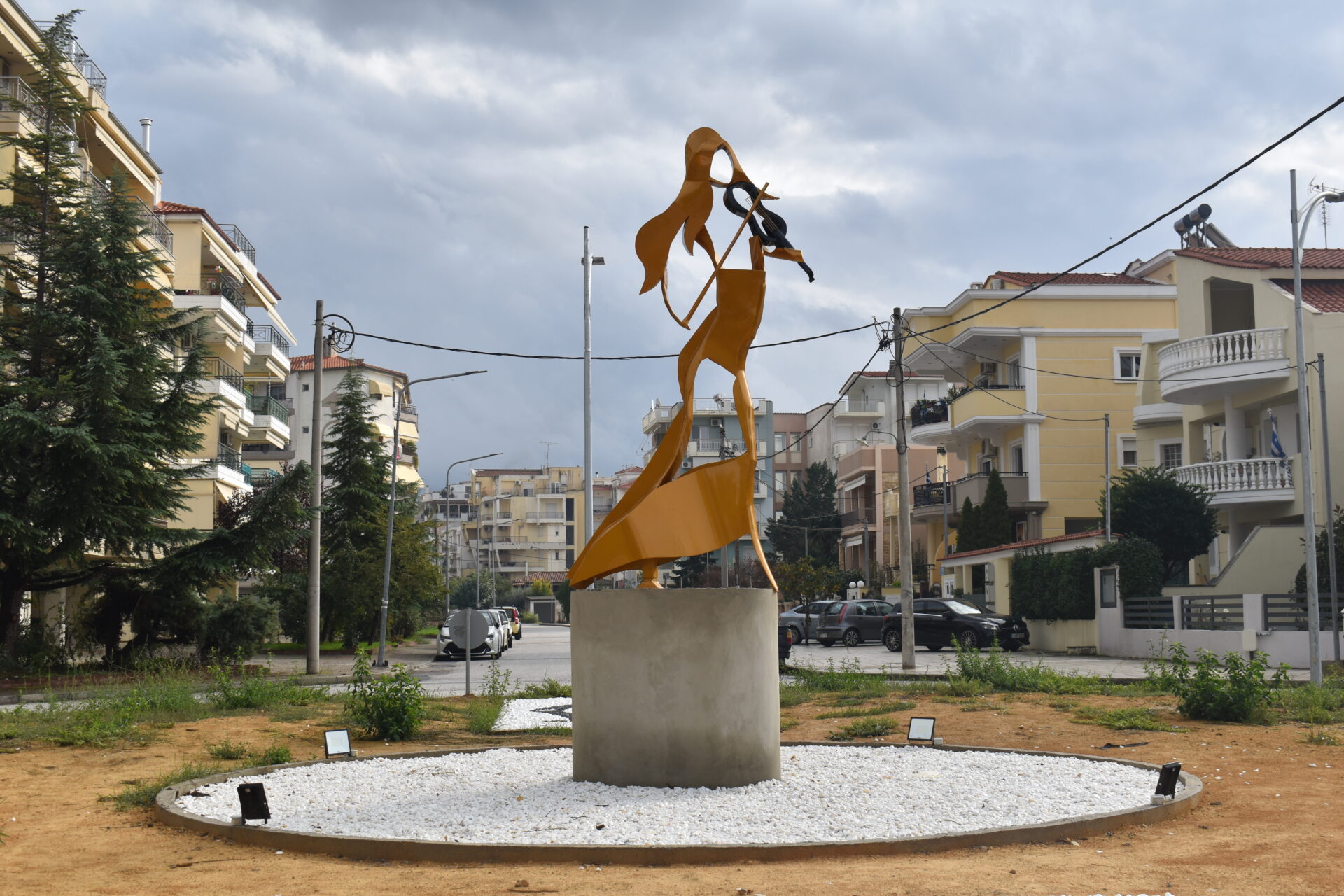 Κομοτηνή: Αποκαλύφθηκε το γλυπτό “Κόρη με βιολί” που κοσμεί τον κόμβο του Μουσικού Σχολείου