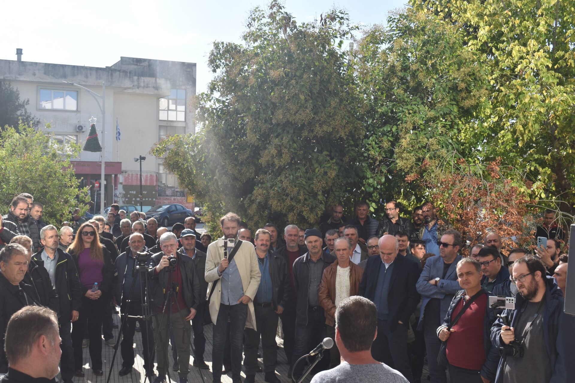 Κομοτηνή: Συγκέντρωση-διαμαρτυρία αγροτών και κτηνοτρόφων έξω από το κτίριο της ΠΑΜΘ για τις μειωμένες πληρωμές των επιδοτήσεων