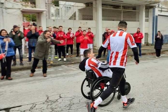 Έτρεξε στον Δημοκρίτειο Ημιμαραθώνιο Ξάνθης και αποθεώθηκε από την αποστολή του ΑΟΞ ο Αναστάσης Ρετσελάς με τον συνοδό του Λευτέρη