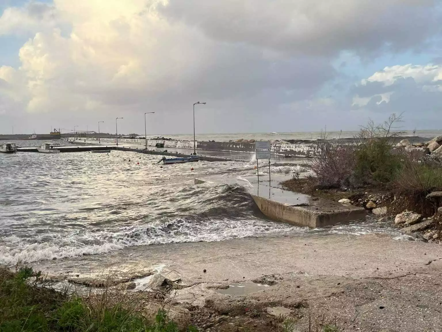 Κυπαρισσία: Παρασύρθηκε μέσα στη θάλασσα και πνίγηκε μπροστά στον άντρα της