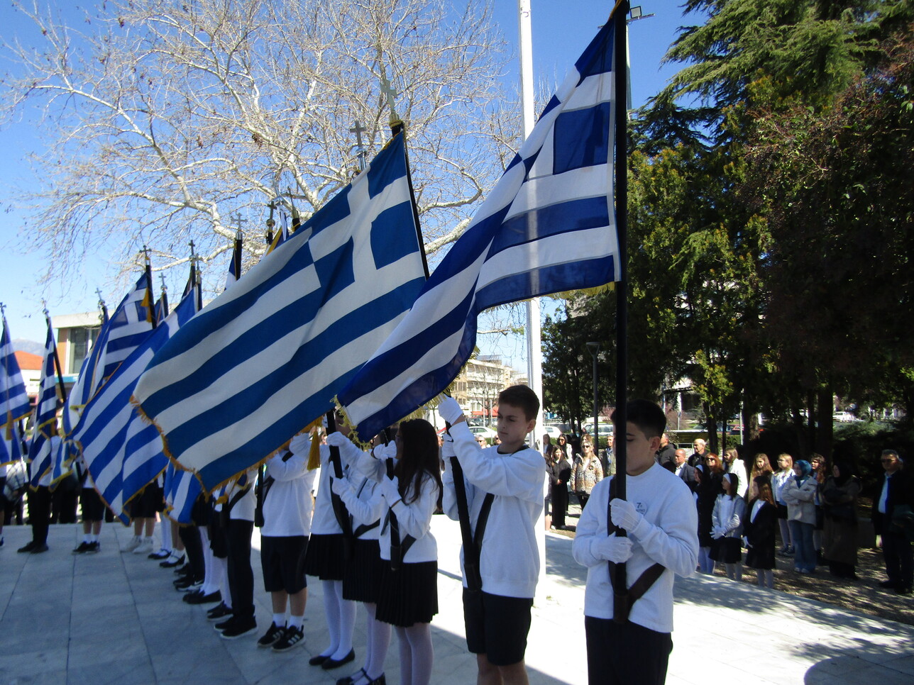 Με κατάθεση στεφάνων στην Κομοτηνή, οι μαθητές κι οι μαθήτριες της Ροδόπης τίμησαν την 25η Μαρτίου (φωτος)