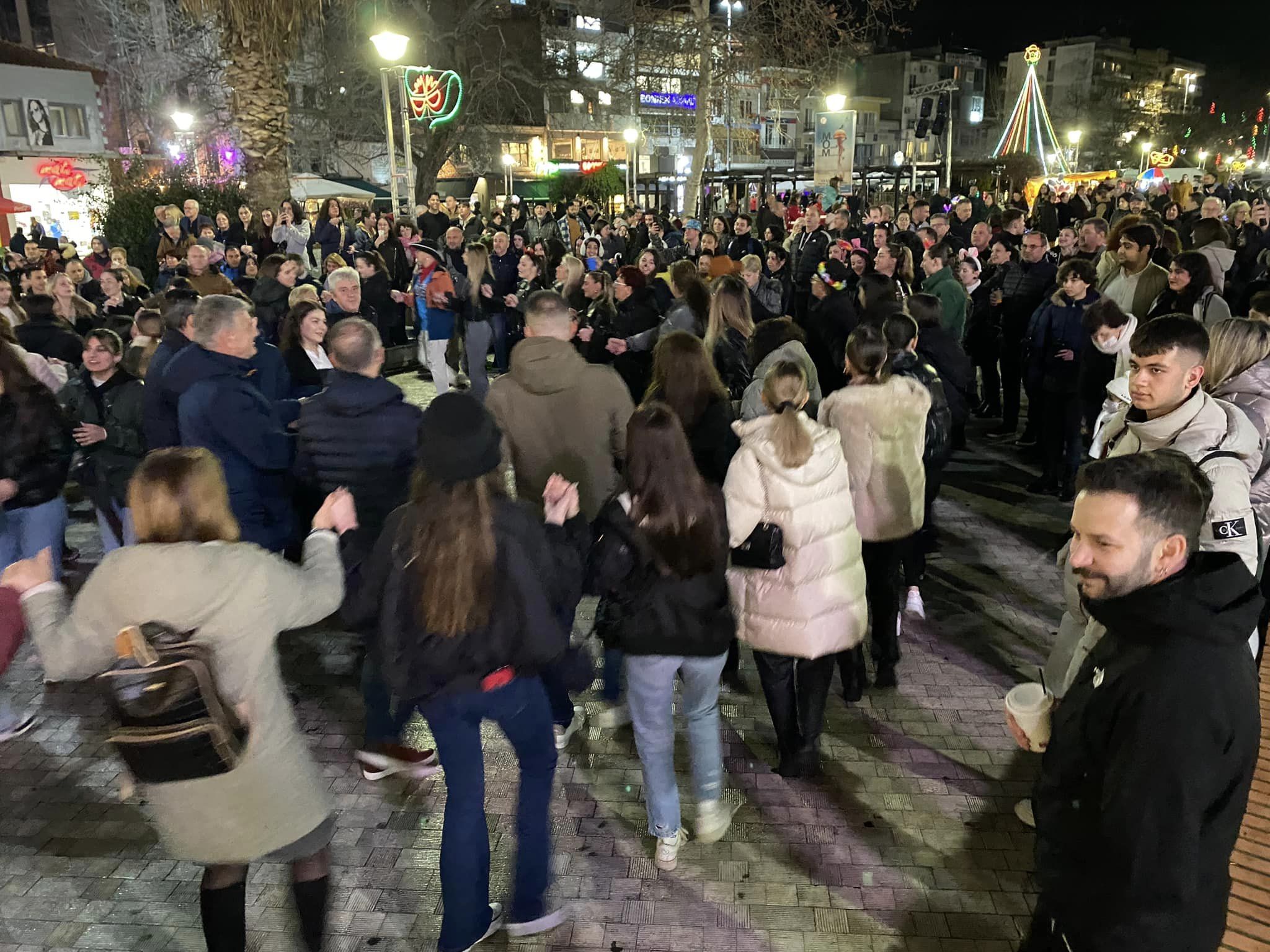 Πλατεία Κομοτηνής: Θρακιώτικη Αποκριά από το Σύλλογο Εβριτών Ν. Ροδόπης και τα παραδοσιακά “μασάλια” που ξεσήκωσαν τον κόσμο! (videos)