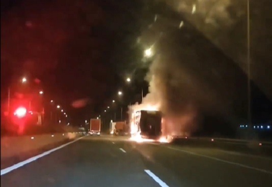 Φορτηγό τυλίχτηκε στις φλόγες στην Εγνατία Οδό Ξάνθης – Κομοτηνής