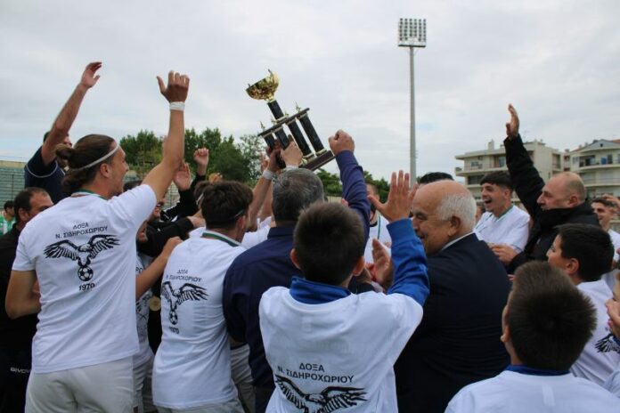ΕΠΣ Θράκης: Σήκωσαν την κούπα οι πρωταθλητές της Δόξας Νέου Σιδηροχωρίου πριν τη σέντρα του τελικού Κυπέλλου