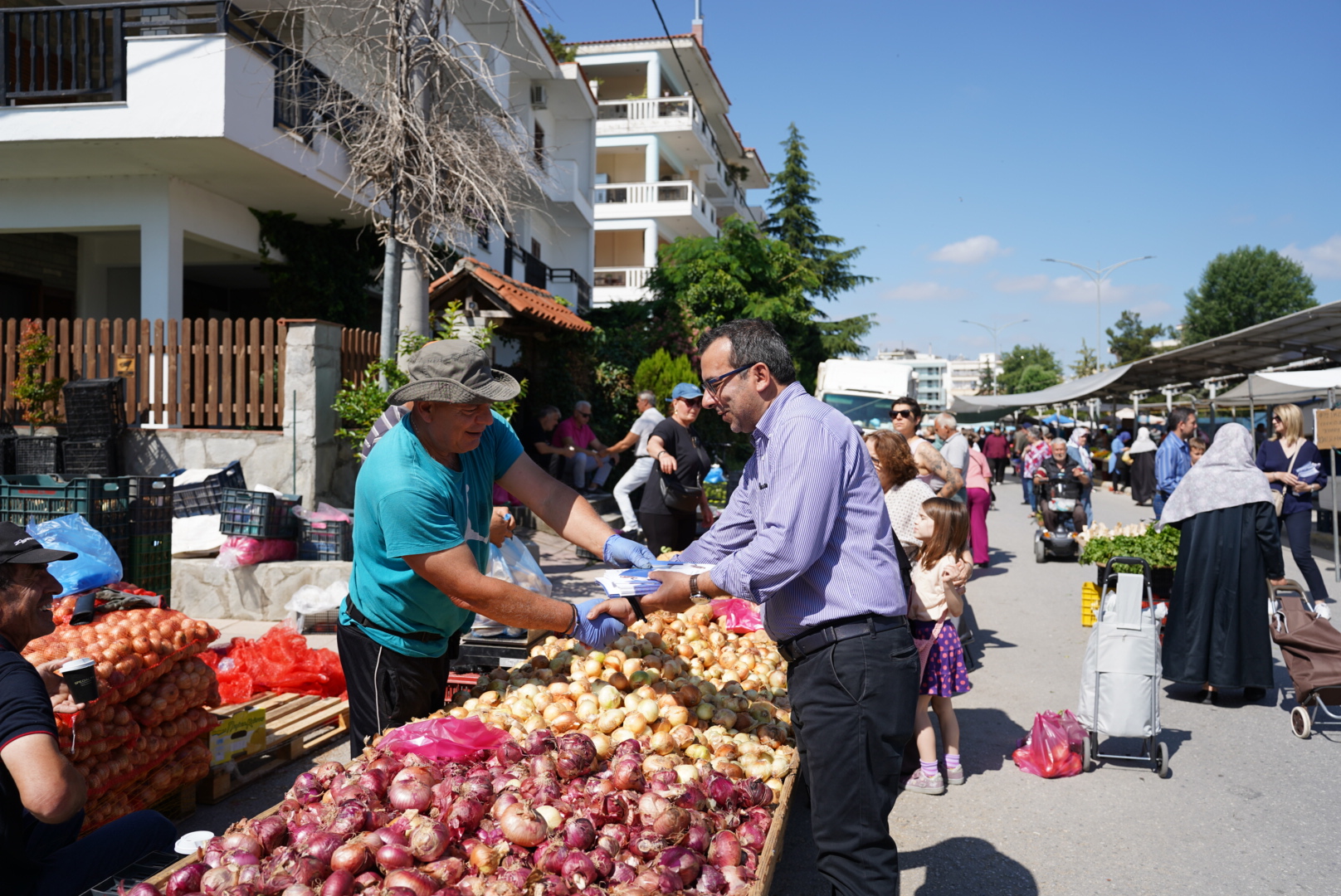 Επίσκεψη του υποψήφιου ευρωβουλευτή της ΝΔ Ιωάννη Βεζυργιαννίδη στην Λαϊκή Αγορά Κομοτηνής (φωτος)