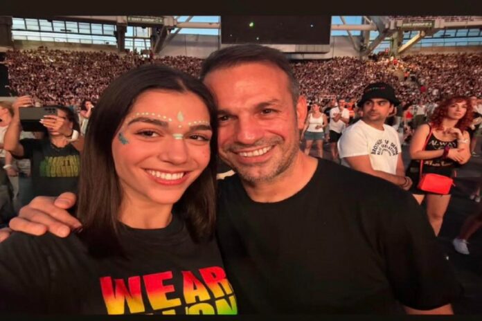 Στη συναυλία των Coldplay στο κατάμεστο ΟΑΚΑ ο Ντέμης Νικολαΐδης μαζί με την κούκλα κόρη του Μελίνα