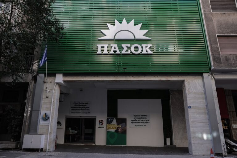 Δύο μέλη του ΠΑΣΟΚ στο κύκλωμα εκβιαστών – Ανεστάλη η κομματική τους ιδιότητα