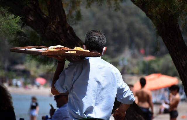 Όργιο παραβάσεων της νομοθεσίας περί εργασίας σε τουριστικές περιοχές της ΑΜΘ