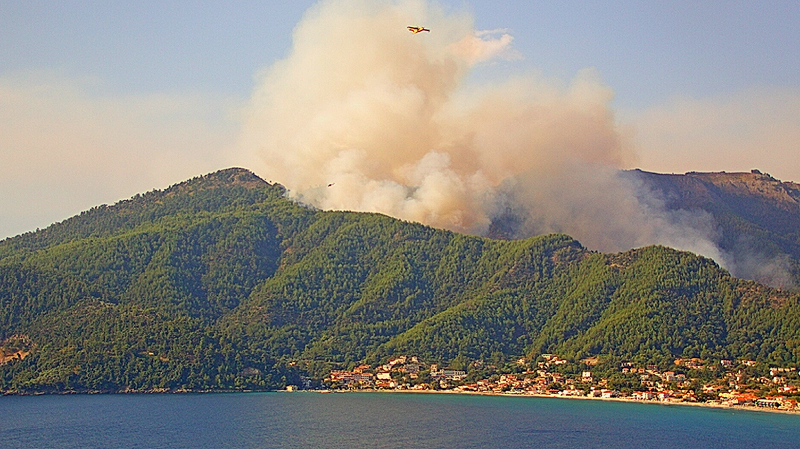 Δύο εστίες φωτιάς στη Θάσο, λόγω κεραυνικής δραστηριότητας