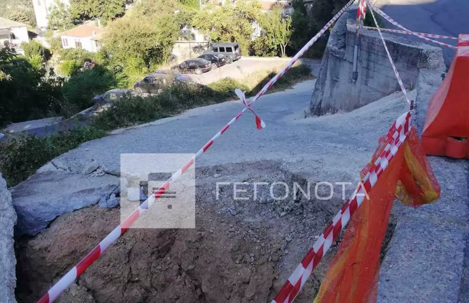 Μηλιές Πηλίου: Εγκλωβίστηκαν 10 οχήματα από υποχώρηση δρόμου