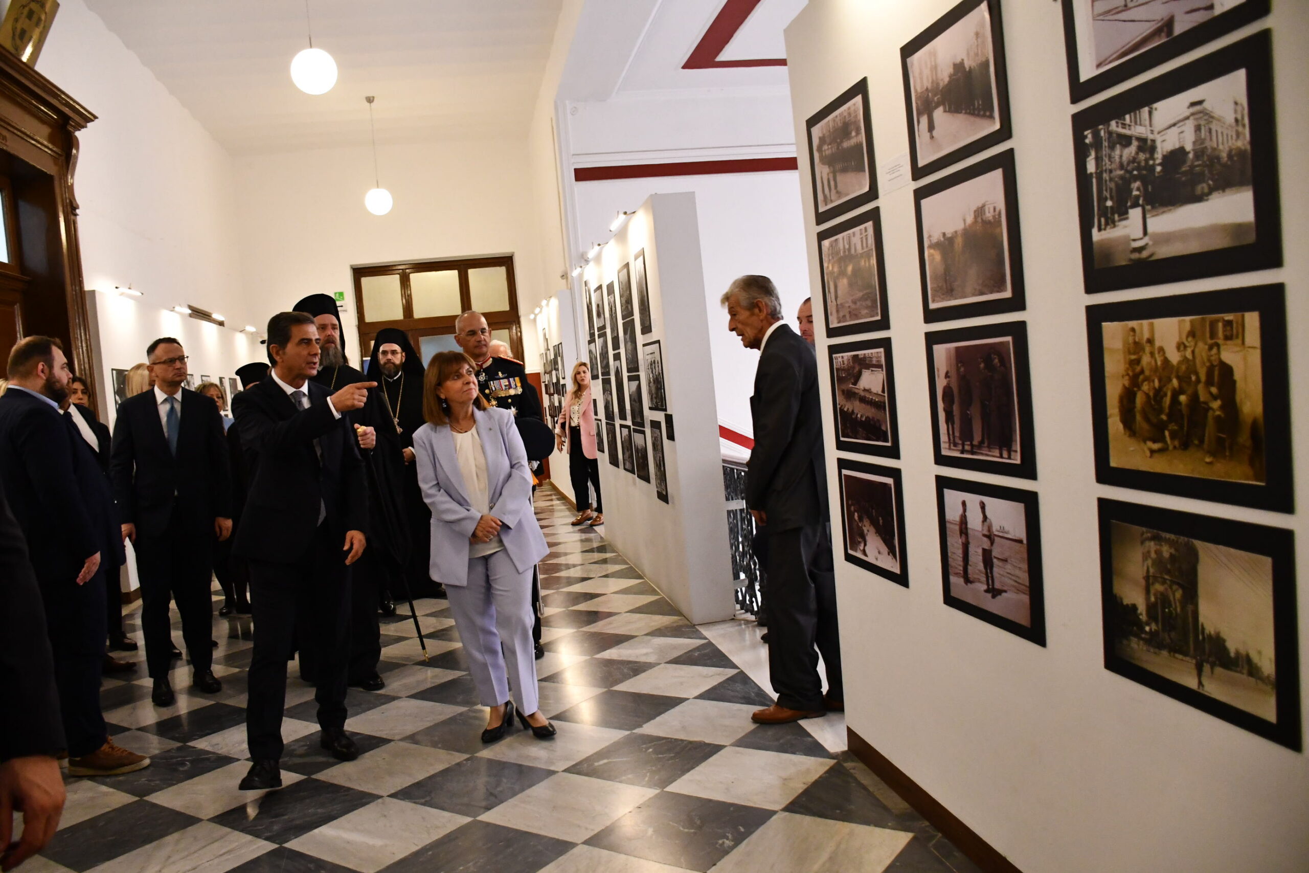 Η Πρόεδρος της Δημοκρατίας ξεναγήθηκε στο ΥΜΑΘ από τον υφυπ. Κων/νο Γκιουλέκα στην τριπλή Έκθεση «ΕΛΕΥΘΕΡΙΑ με Πίστη, Αγώνες και Θυσίες» (φωτος)