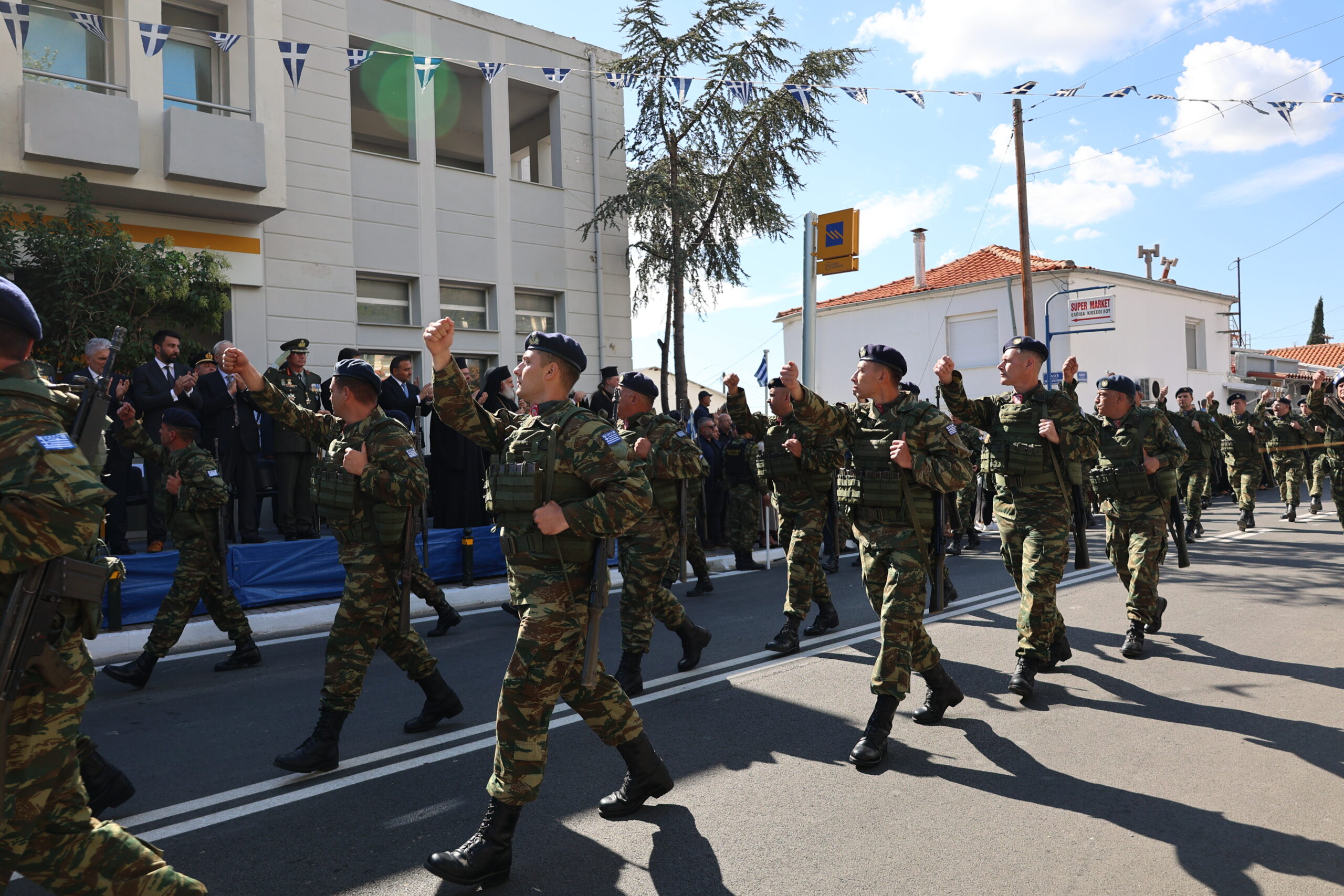 Ξεχώρισαν ευχάριστα οι εκφωνητές της παρέλασης στον Ίασμο, Χρήστος Μπαλκουρανίδης και Γεωργία Πατρωνίδου