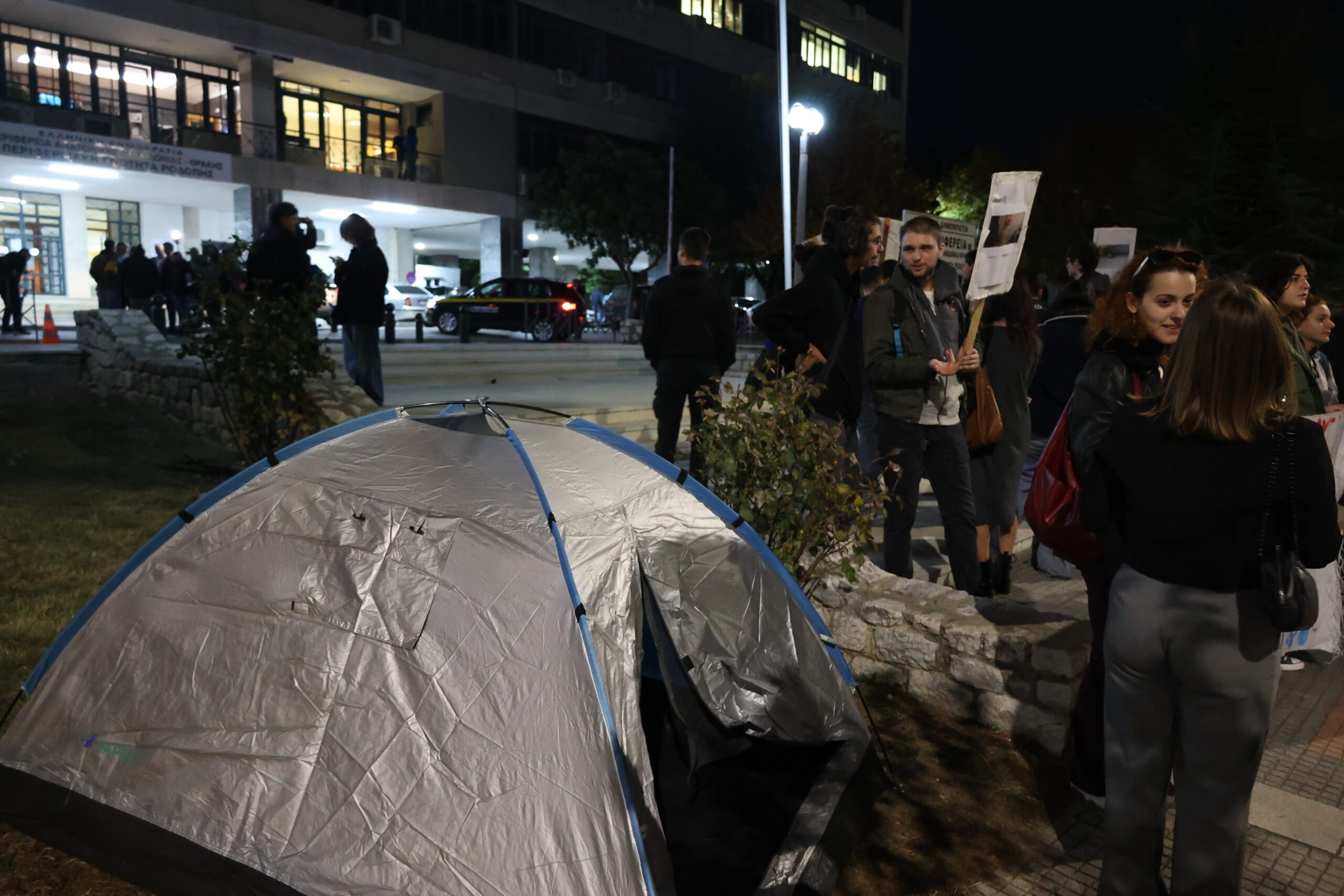 Με μία σκηνή έξω από την πρώην Νομαρχία Ροδόπης διαμαρτυρήθηκαν οικότροφοι φοιτητές (φωτος)