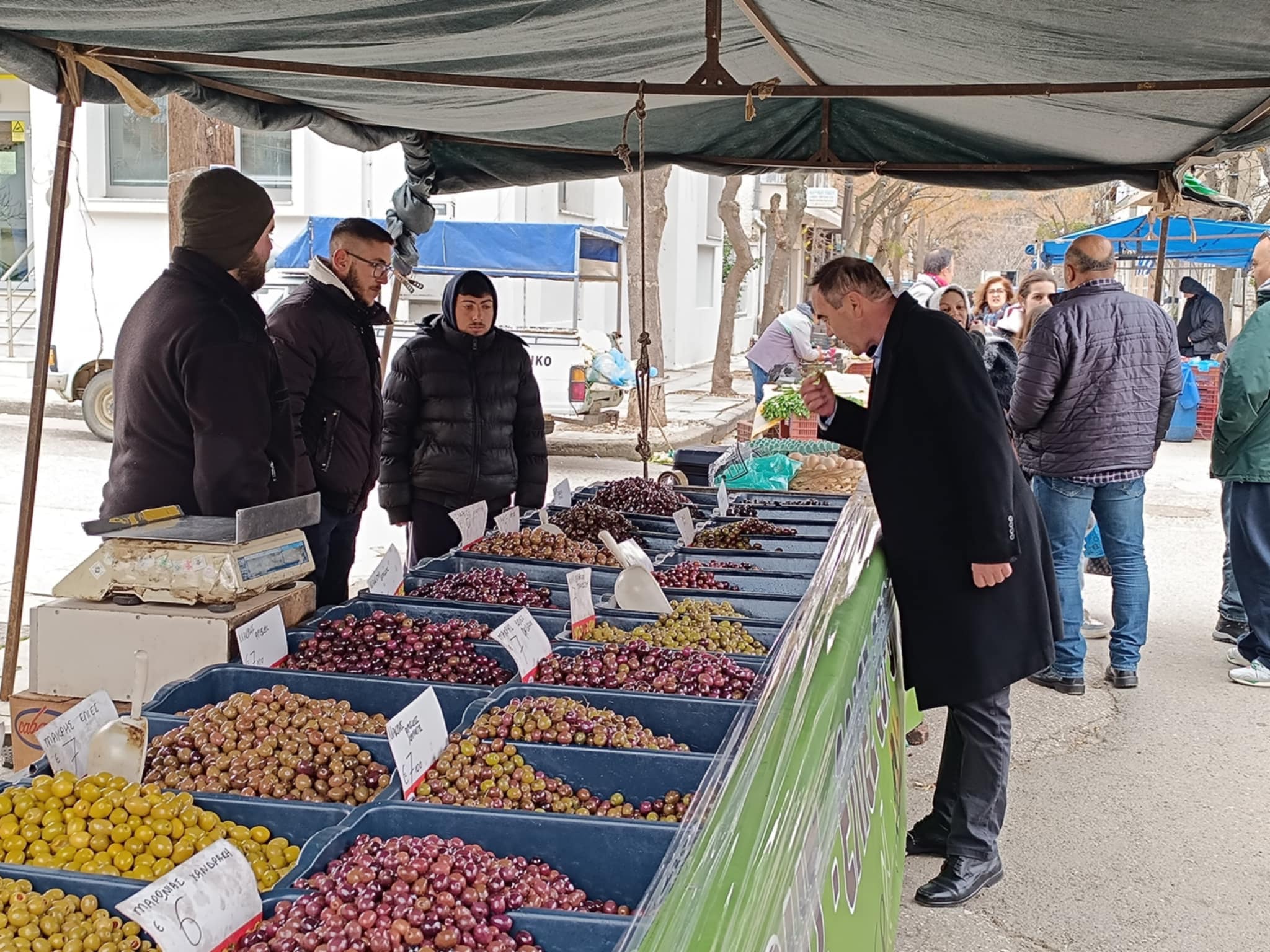 Επίσκεψη του Δημάρχου Μαρώνειας- Σαπών στην εορταστική αγορά των Σαπών (φωτος)