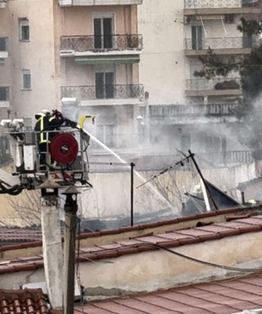 Φωτιά σε πολυκατοικία στην Κομοτηνή- Άμεση επέμβαση της πυροσβεστικής (φωτος+video)