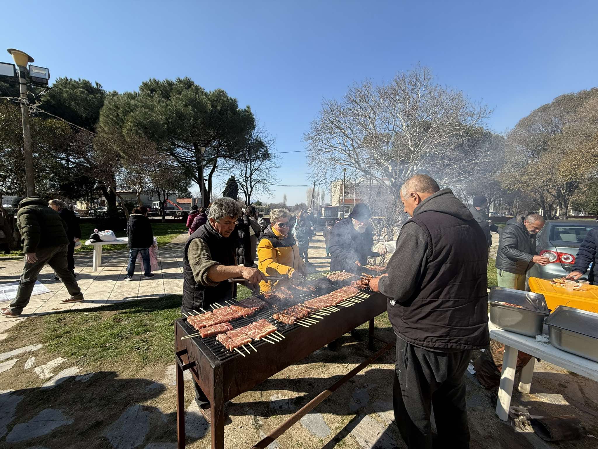 Εντυπωσιακή έναρξη των αποκριάτικων και λαογραφικών εκδηλώσεων του Δήμου Μαρωνείας-Σαπών με τον εορτασμό της Τσικνοπέμπτης