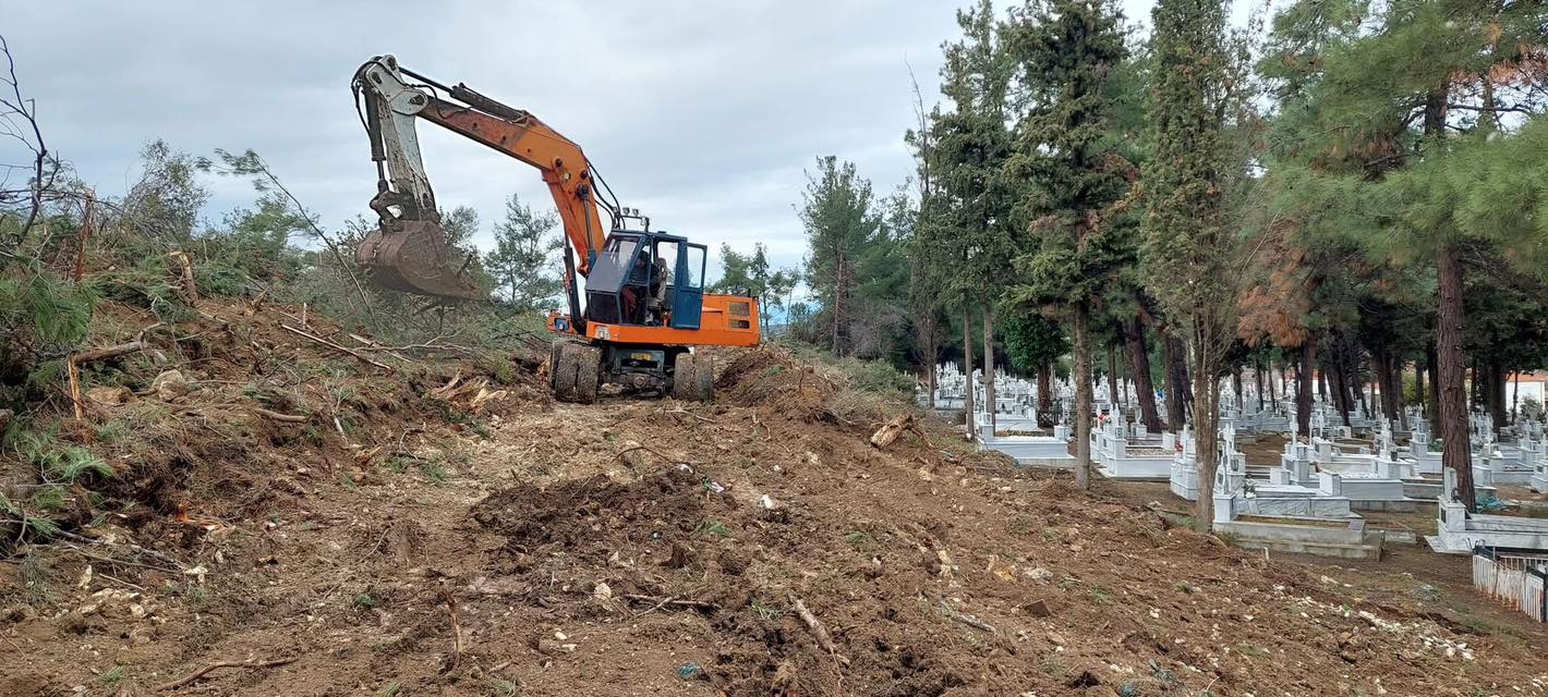 Δήμος Μαρώνειας-Σαπών: Συνεχίζονται οι παρεμβάσεις ευπρεπισμού στα δημοτικά κοιμητήρια των οικισμών του (φωτος)